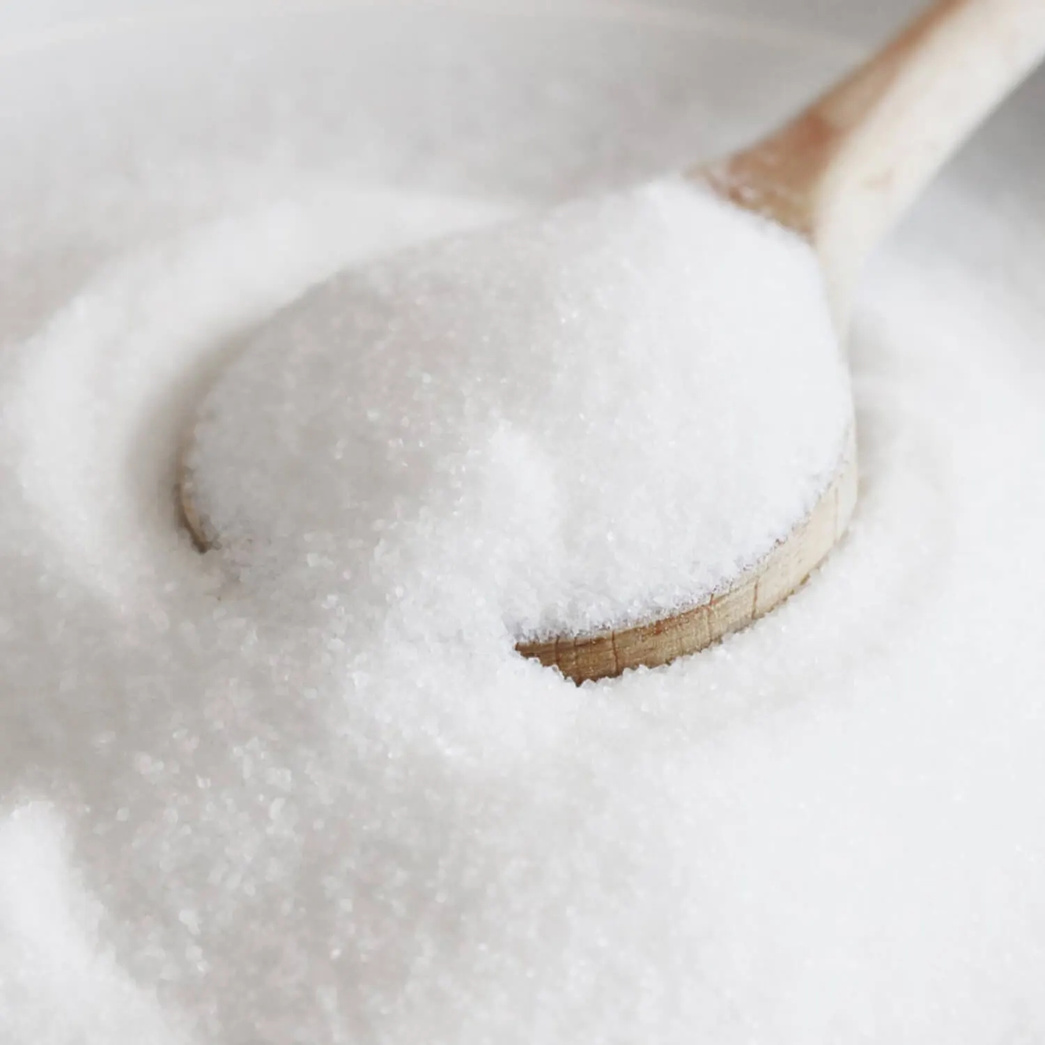 Erythritol behoort chemisch tot de groep van suikeralcoholen en smaakt zoet.