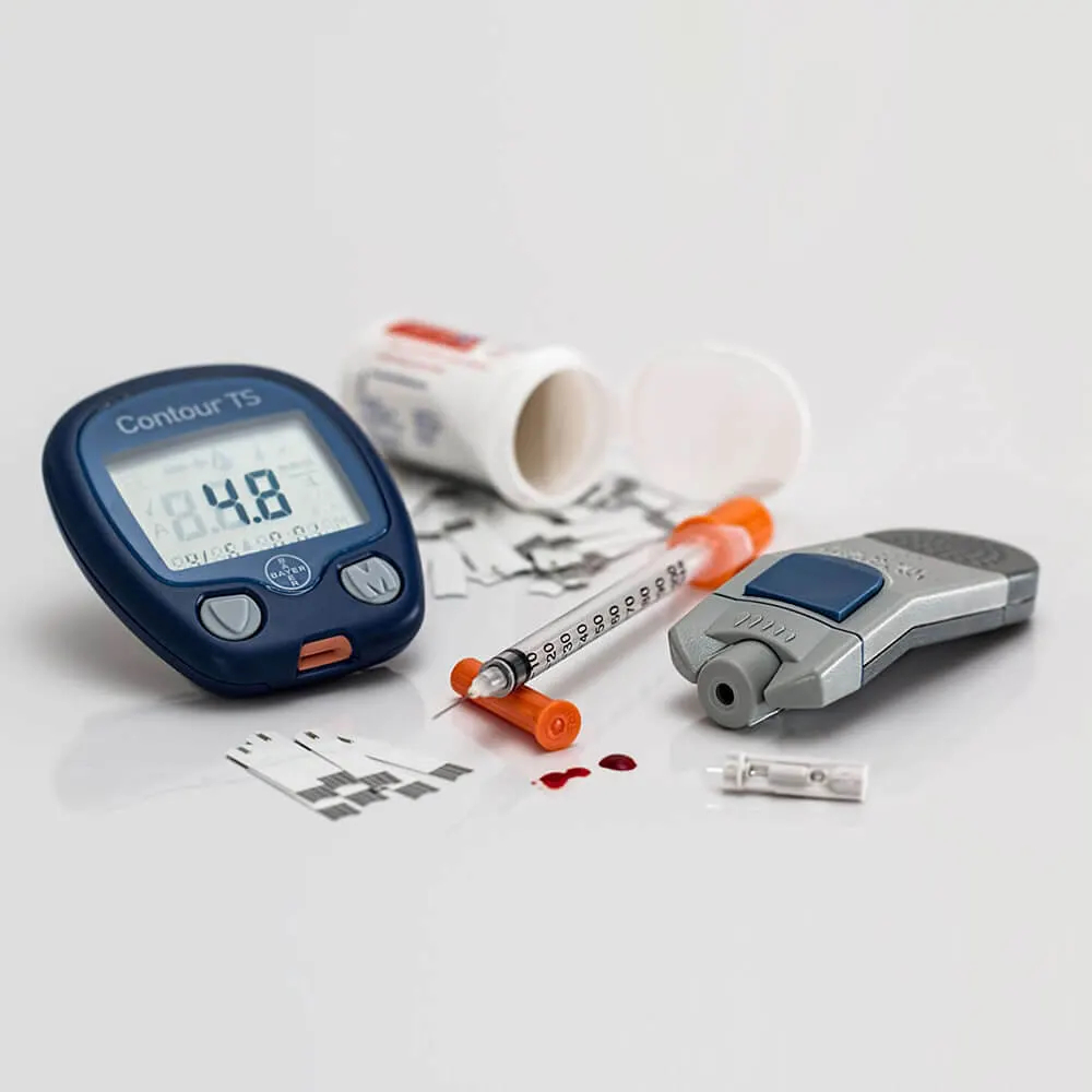 Diabete, glucometro, siringa di insulina e compresse