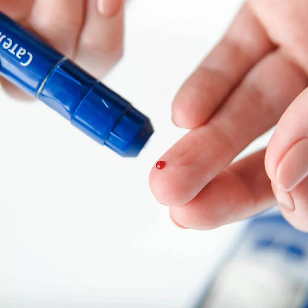 Diabetes: Blutzucker Messung an der Fingerspitze